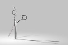 Naložite sliko v pregledovalnik galerije, ★ ★ ★ ★ ★ ★ ★ ★ ★ ★ ★ ★ Nekatere naše škarje so tudi patentirane. Najpomembnejši patent je na zobeh naših Thinners/Texturizers (za redčenje / teksturo) škarjah. Vse naše patentirane škarje imajo številko patenta vtisnjeno v škarje. Običajne Thinners/Texturizers škarje so izdelane tako, da je 10 kovinskih plasti zloženih ena na drugo in zvarjenih skupaj. Nato se jih poreže (wirecut) pod kotom 90 stopinj. Na ta način se lahko izdela tudi do 200 rezil hkrati.