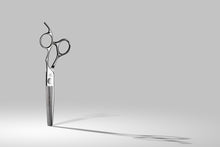 Naložite sliko v pregledovalnik galerije, ★ ★ ★ ★ ★ ★ ★ ★ ★ ★ ★ ★ Nekatere naše škarje so tudi patentirane. Najpomembnejši patent je na zobeh naših Thinners/Texturizers (za redčenje / teksturo) škarjah. Vse naše patentirane škarje imajo številko patenta vtisnjeno v škarje. Običajne Thinners/Texturizers škarje so izdelane tako, da je 10 kovinskih plasti zloženih ena na drugo in zvarjenih skupaj. Nato se jih poreže (wirecut) pod kotom 90 stopinj. Na ta način se lahko izdela tudi do 200 rezil hkrati.