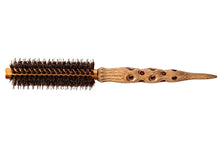 Naložite sliko v pregledovalnik galerije, Profesionalne krtače za lase so izdelane iz naravnih mehkih ščetin divje svinje v kombinaciji s ščetinami iz sinteznega polimernega materiala, ki ga odlikuje izjemna odpornost na toploto (do 230 ºC) - na ta način so združene prednosti naravnih in umetnih materialov, kar omogoča širok spekter rabe krtač.