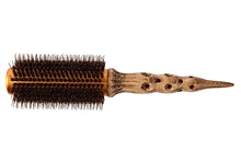 Naložite sliko v pregledovalnik galerije, Profesionalne krtače za lase so izdelane iz naravnih mehkih ščetin divje svinje v kombinaciji s ščetinami iz sinteznega polimernega materiala, ki ga odlikuje izjemna odpornost na toploto (do 230 ºC) - na ta način so združene prednosti naravnih in umetnih materialov, kar omogoča širok spekter rabe krtač.