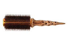 Naložite sliko v pregledovalnik galerije, Profesionalne krtače za lase so izdelane iz naravnih mehkih ščetin divje svinje v kombinaciji s ščetinami iz sinteznega polimernega materiala, ki ga odlikuje izjemna odpornost na toploto (do 230 ºC) - na ta način so združene prednosti naravnih in umetnih materialov, kar omogoča širok spekter rabe krtač.