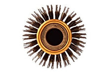 Naložite sliko v pregledovalnik galerije, Profesionalne krtače za lase so izdelane iz naravnih mehkih ščetin divje svinje v kombinaciji s ščetinami iz sinteznega polimernega materiala, ki ga odlikuje izjemna odpornost na toploto (do 230 ºC) - na ta način so združene prednosti naravnih in umetnih materialov, kar omogoča širok spekter rabe krtač.