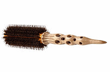 Naložite sliko v pregledovalnik galerije, Profesionalne krtače za lase so izdelane iz naravnih mehkih ščetin divje svinje v kombinaciji s ščetinami iz sinteznega polimernega materiala, ki ga odlikuje izjemna odpornost na toploto (do 230 ºC) - na ta način so združene prednosti naravnih in umetnih materialov, kar omogoča širok spekter rabe krtač.