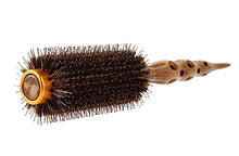 Naložite sliko v pregledovalnik galerije, Profesionalne krtače za lase so izdelane iz naravnih mehkih ščetin divje svinje v kombinaciji s ščetinami iz sinteznega polimernega materiala, ki ga odlikuje izjemna odpornost na toploto (do 230 ºC) - na ta način so združene prednosti naravnih in umetnih materialov, kar omogoča širok spekter rabe krtač.