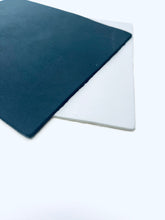 Naložite sliko v pregledovalnik galerije, Usnjena krpica je ključno orodje za ohranjanje dolgotrajne ostrine in sijaja frizerskih škarij. Redno vzdrževanje in uporaba usnjene krpice za poliranje rezila škarij vam bo pomagalo ohraniti škarje v optimalnem stanju. Ne pozabite, da je poleg samostojnega vzdrževanja škarij, občasno profesionalno brušenje in poliranje prav tako pomembno za zagotavljanje dolge življenjske dobe in učinkovitosti vaših frizerskih škarij.
