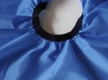 Naložite sliko v pregledovalnik galerije, Vrhunsko ogrinjalo za strizenje!  Prilagodljiv elasticen ovratnik!  Sirina 115cm- dolzina 140cm(univerzalna velikost primerna za vsakogar pri strizenju)  Namenjen tako za otroska, kot zenska strizenja in moska z povdarjenim vratom.  Zelo lahek in omogoca zracenje, kar je posledicno bolj prijetno v poletnih mesecih.
